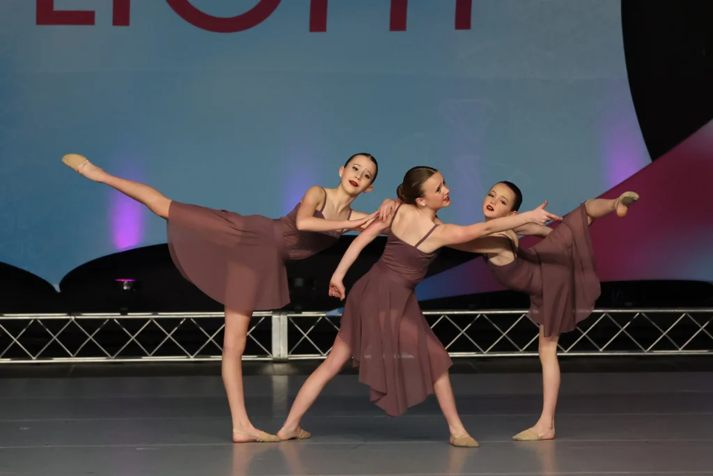ballet-dancers-group-performance