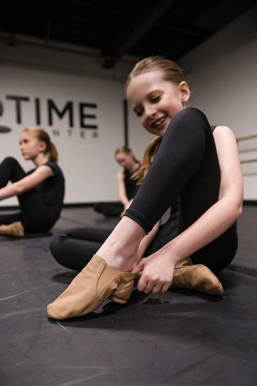 dancers-putting-on-shoes